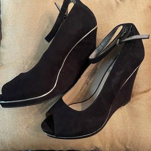 🖤✨Black Wedges with Gold Accent ✨🖤Size 9